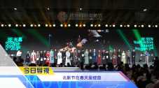 女人扒开双腿让男人捅